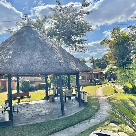Reed Mat Lodge ルサカ エクステリア 写真