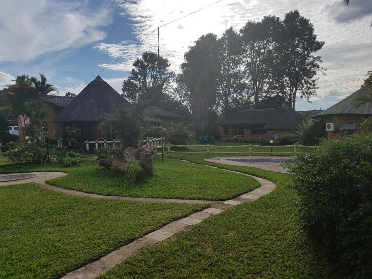 Reed Mat Lodge ルサカ エクステリア 写真