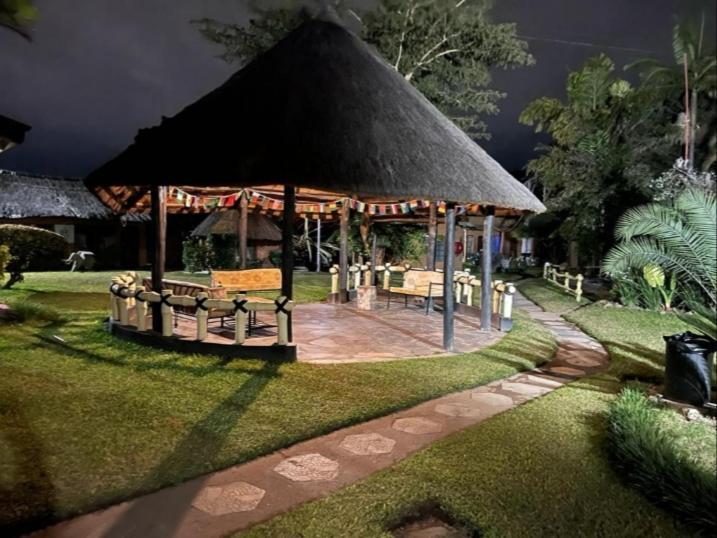 Reed Mat Lodge ルサカ エクステリア 写真